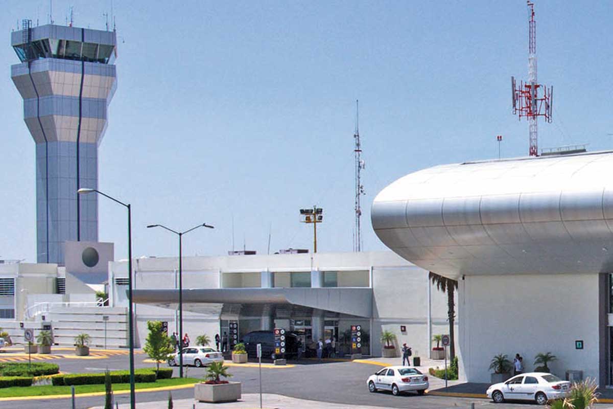 La Tarifa de Uso de Aeropuerto (TUA) es un cargo de los aeropuertos a los pasajeros por el uso de sus instalaciones.