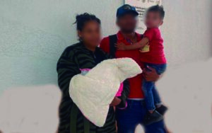 Mujer migrante tiene a su bebé en techo de un tren, en Aguascalientes