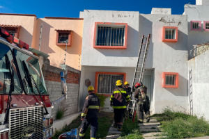 Protección Civil combate incendio en colonia Jardines de Santiago