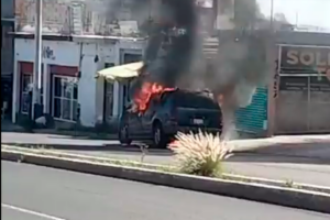 Se incendia camioneta en Boulevard Cerro del Sombrerete