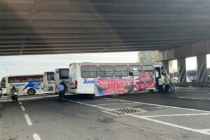 Transportistas bloquean mas de siete horas autopista México – Pachuca