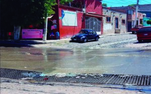 Denuncian fuga de aguas negras en la colonia Peñuelas en Querétaro