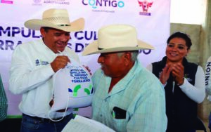 Entrega SEDEA semillas para impulsar cultivos forrajeros en Querétaro