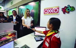 Car Herrera inaugura OXXO Kids Querétaro