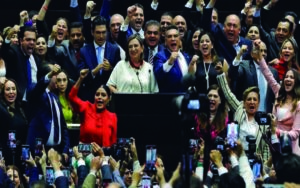 Reciben con gritos de 'presidenta' a Xóchitl Gálvez en el Congreso