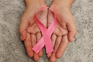 Existe un seguro para cáncer de mujer, que está encaminado a atender sus necesidades, enfermedades y otras cuestiones propias de ellas.