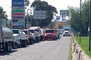 Grúas y pipas bloquean la México – Querétaro