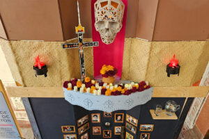 Instalan altar interactivo de Día de Muertos en Querétaro