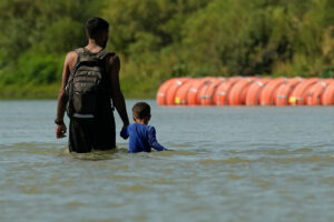 Texas pide a corte mantener barrera flotante en el río Bravo
