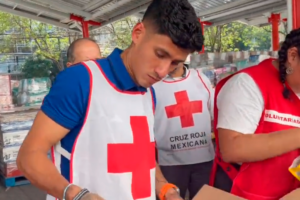 Uriel Antuna entrega víveres para damnificados en Acapulco