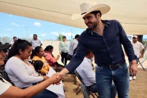 Agustín Dorantes entrega obra social en Tolimán