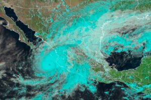 'Lidia' toca tierra en Jalisco como huracán categoría 4