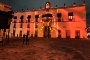 Ilumina Sedena edificios en Querétaro con colores carmesí