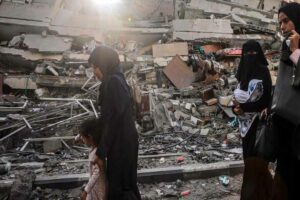 'Aún la guerra tiene regla', señala SRE, busca sacar a mexicana de Gaza