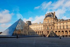 Museo de Louvre evacuado por amenaza de atentado terrorista
