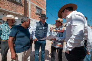 Enrique Vega supervisa obras en El Colorado y La Griega