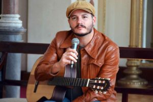 Miguel Inzunza: A guitarra y voz