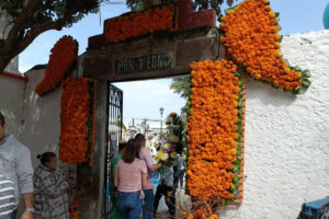 Reciben panteones de San Juan del Río 14 mil visitantes