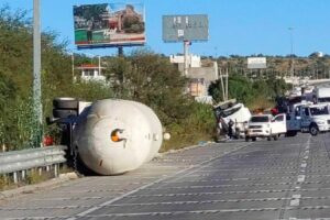 Volcadura de pipa provoca 53 km de fila en autopista México-Querétaro