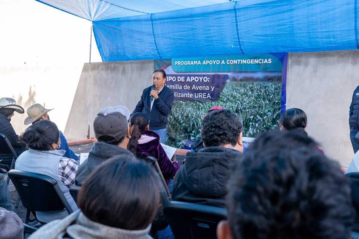 El Marqués entrega apoyos a productores, afectados por la sequía / Foto: Especial