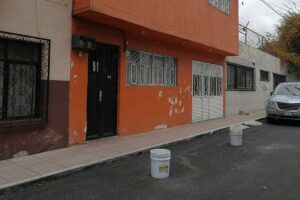 Municipio de Querétaro va contra quienes apartan lugares de estacionamiento