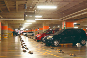 Plazas comerciales se amparan contra reforma de estacionamiento gratis