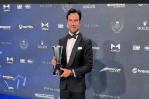 'Checo' recibe premio en la gala de la FIA