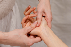 El dedo en gatillo es una afección en la que el dedo queda atascado en una posición de flexión. Puede enderezarse de repente con un chasquido.