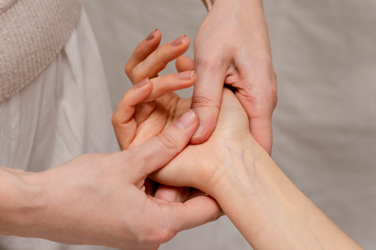El dedo en gatillo es una afección en la que el dedo queda atascado en una posición de flexión. Puede enderezarse de repente con un chasquido.
