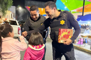 Policías municipales de Querétaro entregan 4 mil juguetes por Reyes Magos