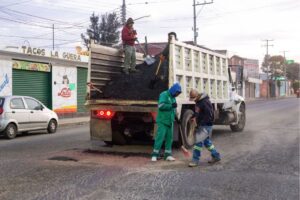 Realizan labores de limpieza y bacheo en San Juan del Río