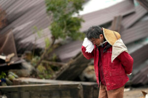 Rescatistas trabajan contrarreloj para hallar sobrevivientes tras sismo en Japón