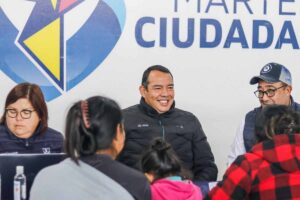 Roberto Cabrera retoma 'Martes Ciudadano', entrega pacas de forraje