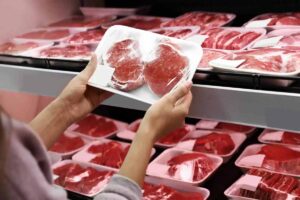 Encuentran microplásticos en carne de res, pollo y cerdo