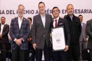 Mauricio Kuri entrega del Premio al Mérito Empresarial 2023