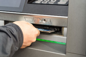 ¿Cómo depositar dinero en cajero automático?