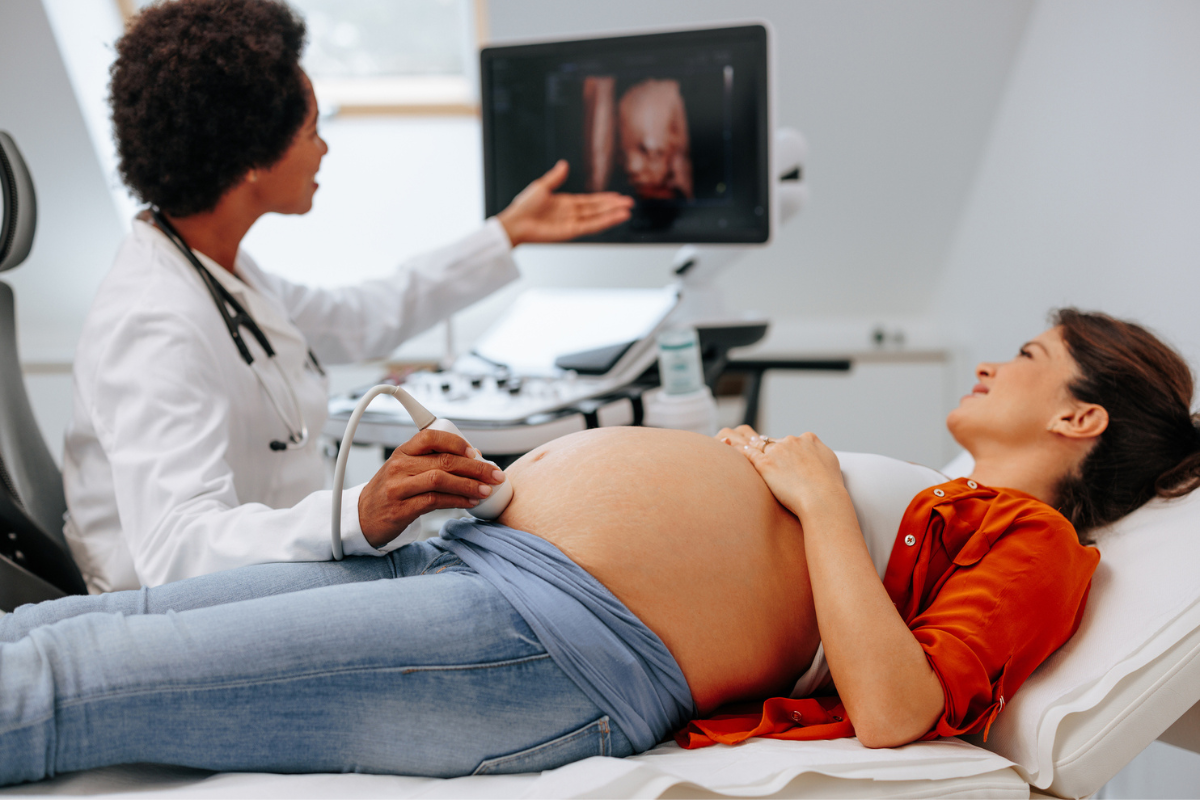 El seguro de maternidad puede ayudarte a solventar estos gastos durante los nueve meses de gestación, durante el parto e incluso los beneficios pueden alcanzar al recién nacido.