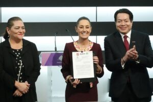 Claudia Sheinbaum se registra ante INE como candidata presidencial