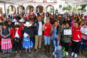 Entregan Kits de pollitas de postura a jefas de familia en Amealco