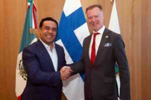 Luis Nava participa en conversatorio con embajador de Finlandia