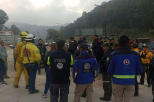 Persisten labores para combatir incendio en Cadereyta