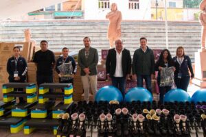 Rodrigo Monsalvo entrega becas deportivas y culturales en El Marqués