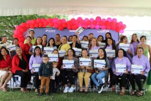 Tapatías desarrollan emprendimientos con talleres del Centro Comunitario Cemex
