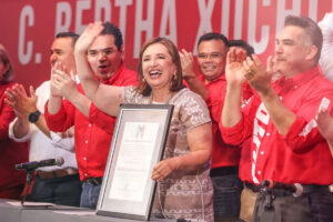 Xóchitl Gálvez recibe constancia como candidata presidencial