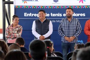 Avanza la entrega de tenis escolares en Cadereyta de Montes