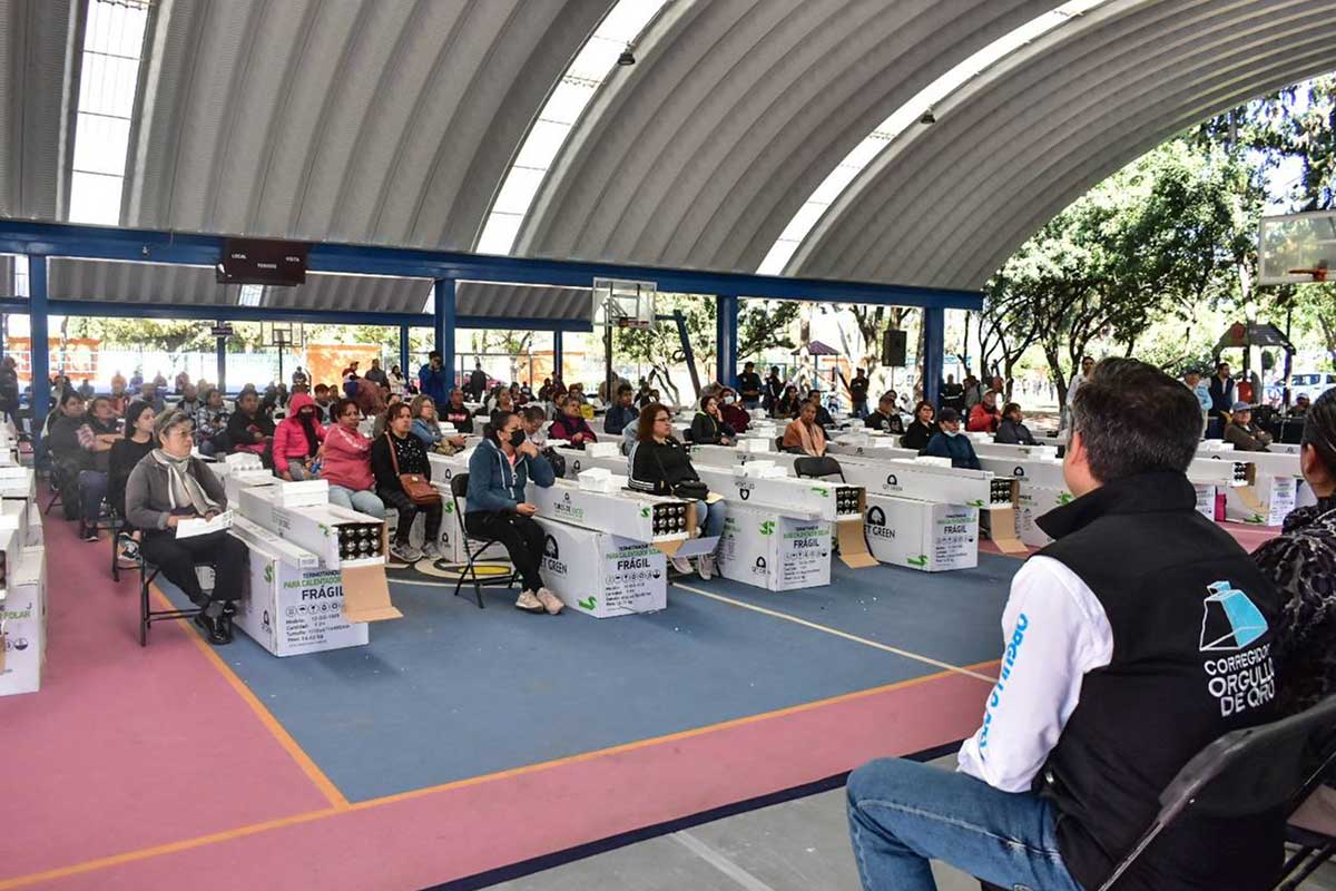 
Familias reciben calentadores solares en Corregidora
