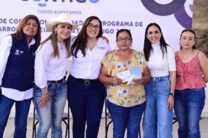 Diana Pérez Mejía entrega 40 Tarjetas Contigo a beneficiarias