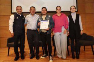 Jóvenes queretanos reciben Becas 'PROTÓN - Vive México'