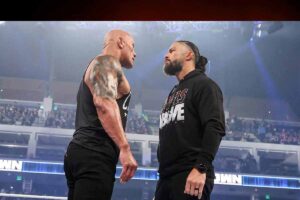 The Rock regresa a WWE y encara a Roman Reigns