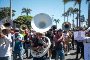 Buscan erradicar a las bandas en las playas de Mazatlán, así contestaron los músicos